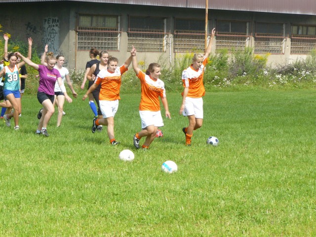 Trening dziewcząt ze Stali na boisku przy Kościuszki
