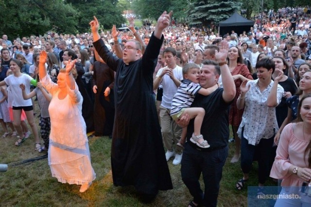 Koncert muzyki chrześcijańskiej "Uwielbienie" wróci do Włocławka po trzech latach przerwy. W 2023 roku wydarzenia zaplanowano na 8 czerwca. Zobaczcie zdjęcia z poprzednich koncertów.