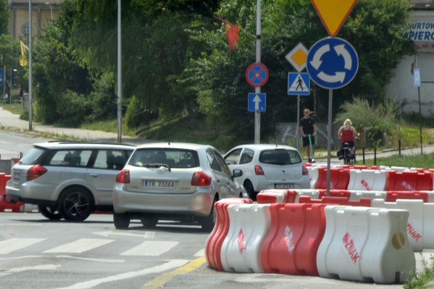 Przejazd przez ulicę Ogrodową, jak przez wiele innych w...