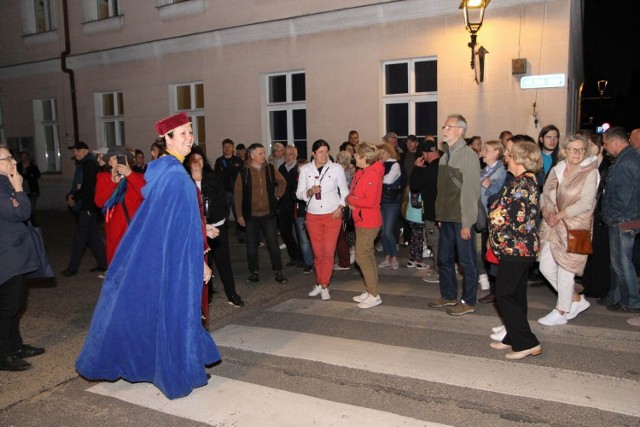 Organizatorzy Nocy Muzeów zapewnili atrakcje dla wszystkich. Można było pójść na nocy spacerek, spojrzeć w niebo przez teleskop i na miasto z tarasu ratusza czy pojechać na wycieczkę na Zamek w Radzyniu Chełmińskim