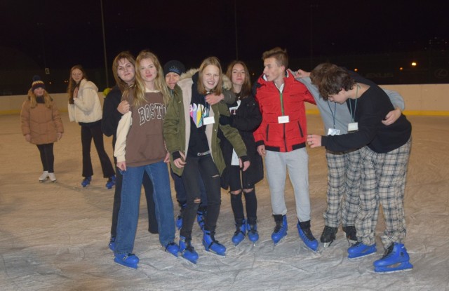 W piątek, 17 grudnia, o godzinie 9 uruchomiono sztuczne lodowisko przy ulicy Bulwarowej w Radomiu. Wieczorem było bardzo dużo korzystających z obiektu.