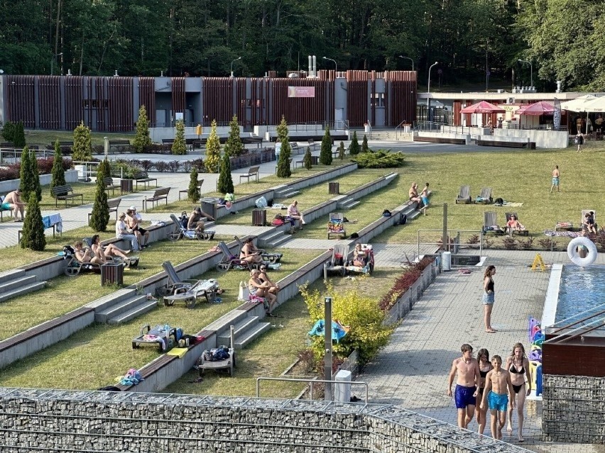 Tłumy na Źródlanej w Żarach. Rekord tego sezonu to na basenie 2.300 osób w ciągu jednego dnia