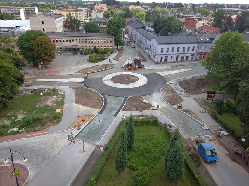 Coraz bliżej otwarcia ronda w centrum Wielunia. Układają asfalt FOTO 