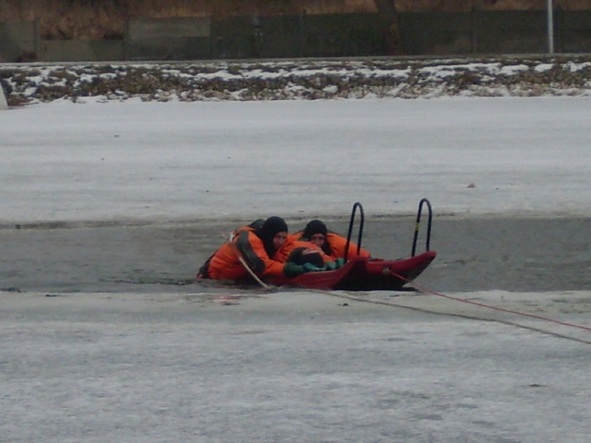 Strażacy ćwiczyli na lodzie (zdjęcia)
