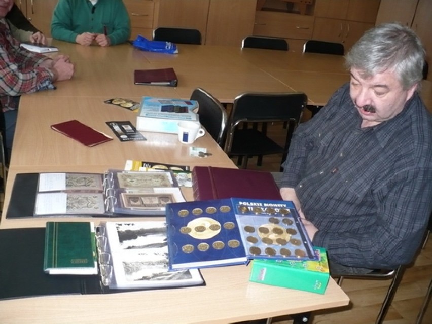 Spotkanie numizmatyków w jednej z łomżyńskich szkół