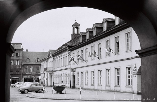 Widok na parking na oświęcimskim Rynku. Jak widać samochodów było niewiele