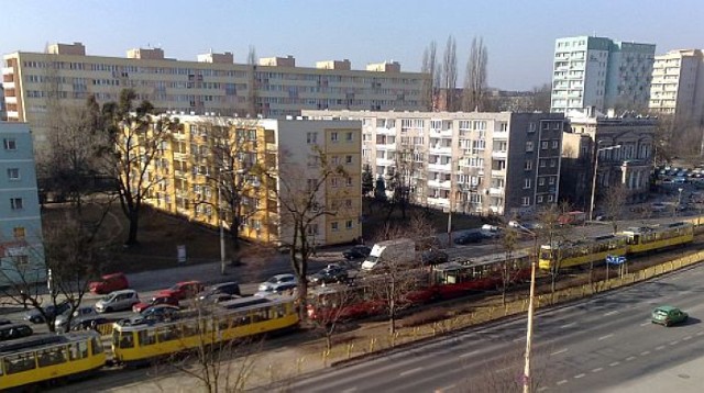 Stanęły też tramwaje linii 2 i 12 jadące w kierunku pl. Rodła.