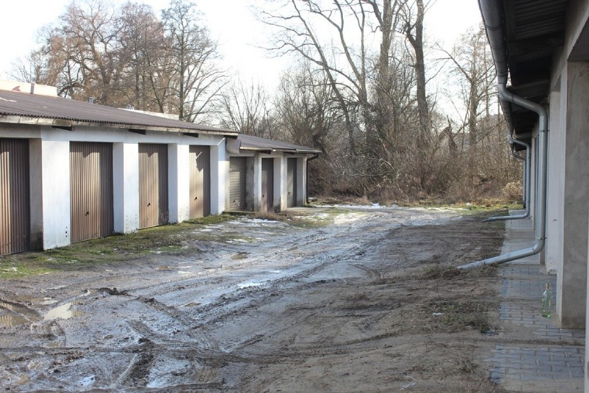 Osiedle na Kępie się rozbudowuje. Właściciele garaży toną w błocie