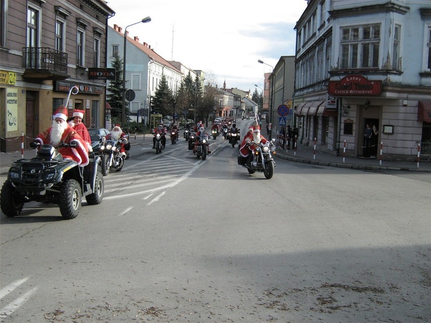 Wadowice: Motomikołaje 2011. Stu Mikołajów na motorach odwiedziło papieskie miasto [ZDJĘCIA]