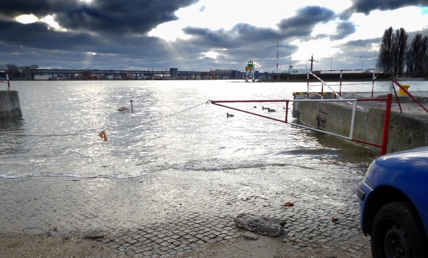 Świnoujście. Woda w kanale portowym osiągnęła stan ostrzegawczy! 
