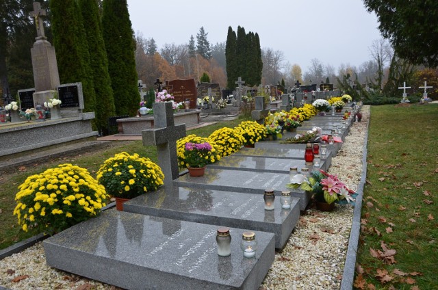 Ludzie - często z dalekich stron odwiedzali groby swoich bliskich i znajomych.