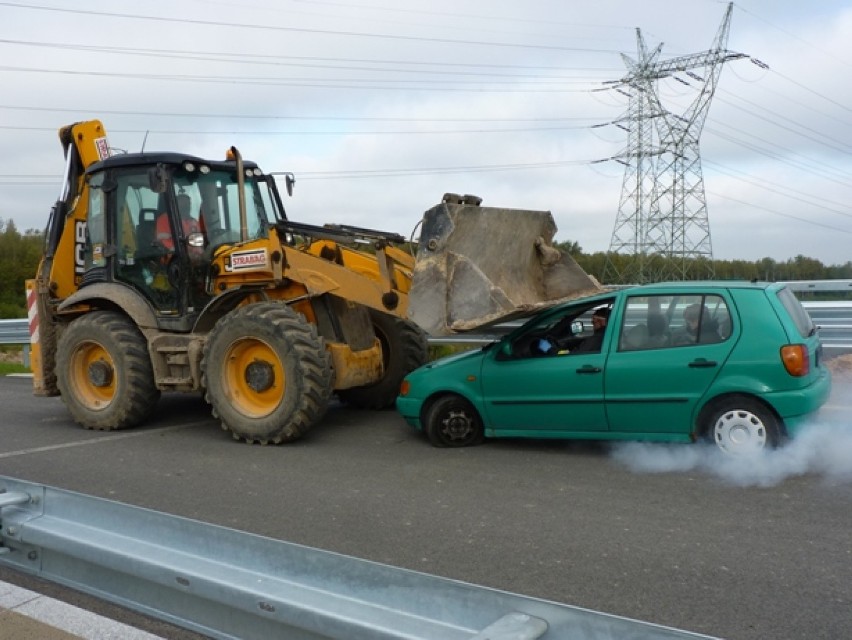 Wypadek na A1 w Radomsku. Rozbity samochód, ranni... Spokojnie, to tylko ćwiczenia [ZDJĘCIA, FILM]