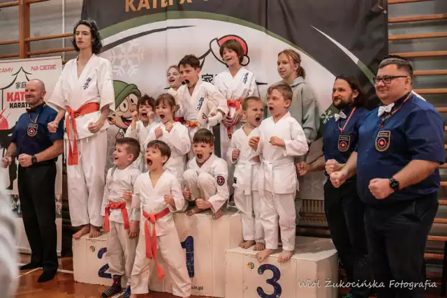 W hali sportowej przy ul. Swobodnej w Dąbrowie Górniczej odbył się turniej KATEI X-MASS CUP 2023, zorganizowany przez klub Katei Karate Kyokushin

Zobacz kolejne zdjęcia/plansze. Przesuwaj zdjęcia w prawo naciśnij strzałkę lub przycisk NASTĘPNE