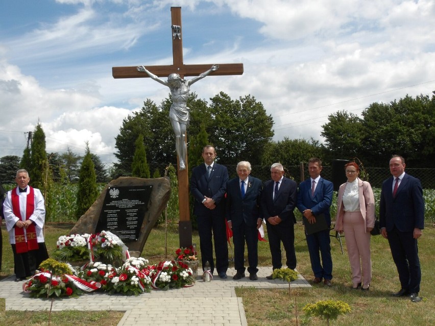 Pamiątkową tablicę odsłonięto na cmentarzu w Wacławicach w...