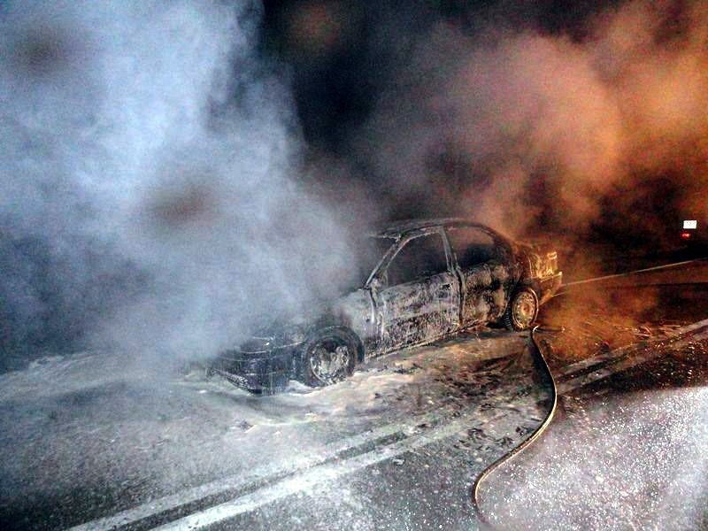 Ford mondeo zapalił się na drodze w w dolinie Popradu