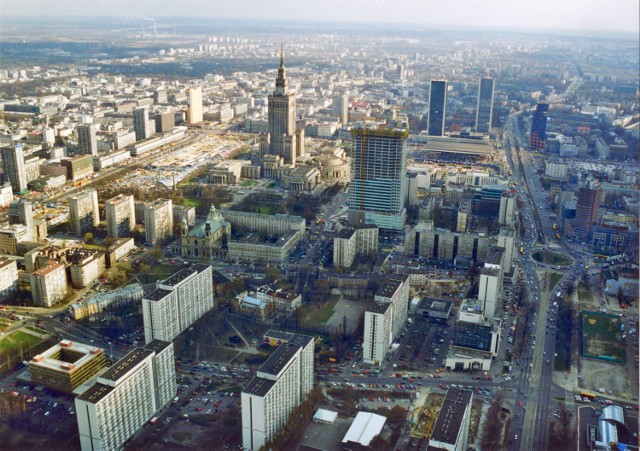 W galerii znajdziecie historyczne zdjęcia Warsaw Financial Center (z budowy), wizualizacje, a także fotografie z wizyty naszej redakcji (listopad 2018) oraz widoki z tarasu na 30 piętrze budynku.