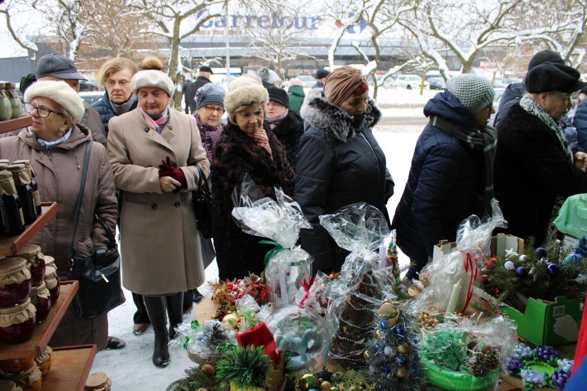 Kiermasz Bożonarodzeniowy PSP 1 w Radomsku. Czekają świąteczne dekoracje i smakołyki. ZDJĘCIA