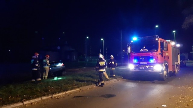 Dziś po godzinie 1 w nocy (20 października) przy ulicy Powstańców Wielkopolskich w Janikowie dachował samochód osobowy marki BMW. 

- Kierujący z niewyjaśnionych przyczyn stracił panowanie nad pojazdem, uderzył w przydrożną latarnię i znalazł się w rowie przy torowisku - relacjonują strażacy z OSP Janikowo. 

Jak informuje nas asp. szt. Izabella Drobniecka, gdy policja przybyła na miejsce, kierowcy nie było ani w samochodzie, ani przy nim. Policja bada tę sprawę.