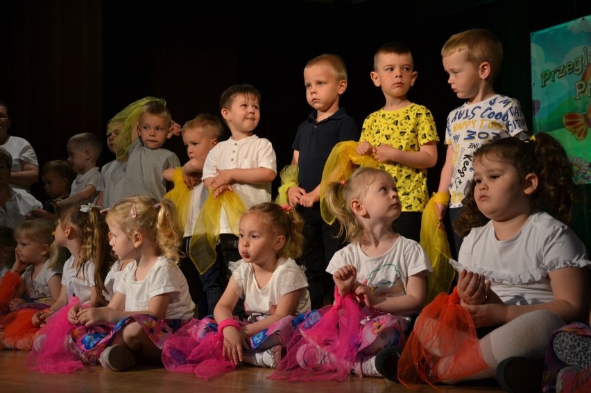 Przedszkolaki z piosenkami i tańcami wystąpiły w Zawidowie. Były urocze i pełne energii