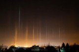 Słupy świetlne w Białymstoku. Niezwykłe zjawisko optyczne rzadko występuje w rejonach innych niż Arktyka (zdjęcia)