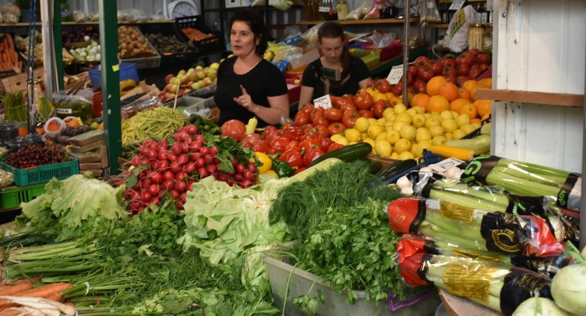 Truskawki, czereśnie i nowalijki królują na bazarze w Chełmie. Sprawdziliśmy ceny owoców i warzyw. Zobacz zdjęcia