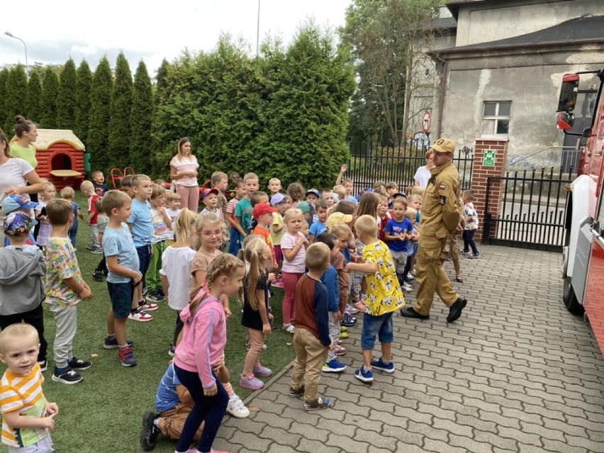 Dzieci chętnie wysłuchały strażaków i zadawały wiele pytań.