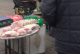 Mięso rzucone luzem na stoliku na łódzkim rynku! Jest też fotka zwierzęcia z podpisem: "Indyk domowy" ZDJĘCIA