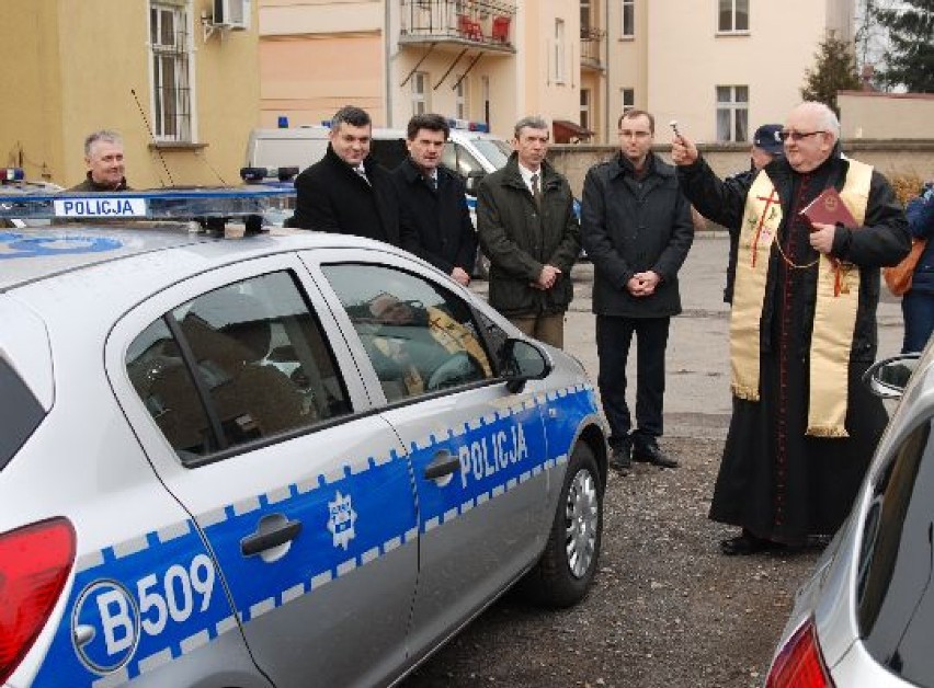 Policjanci z Ząbkowic Śląskich dostali trzy nowe auta - to dwa ople corsa i hyundai i20