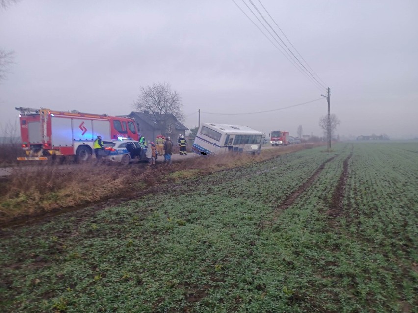 W Drzykozach autobus wpadł do rowu. W pojeździe było 27...