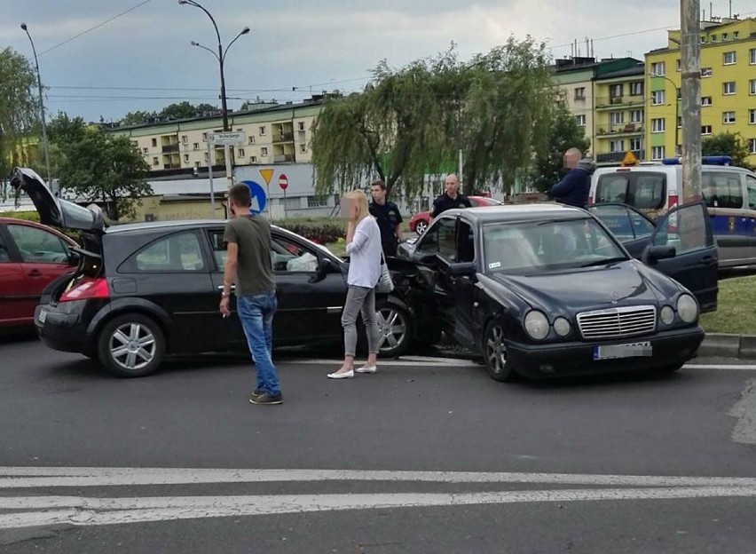 Dąbrowa Górnicza - Gołonóg: zderzenie renaulta z mercedesem [ZDJĘCIA]