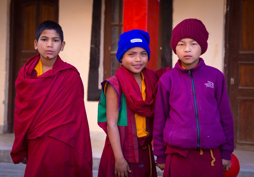 Mali lamowie w klasztorze w Katmandu