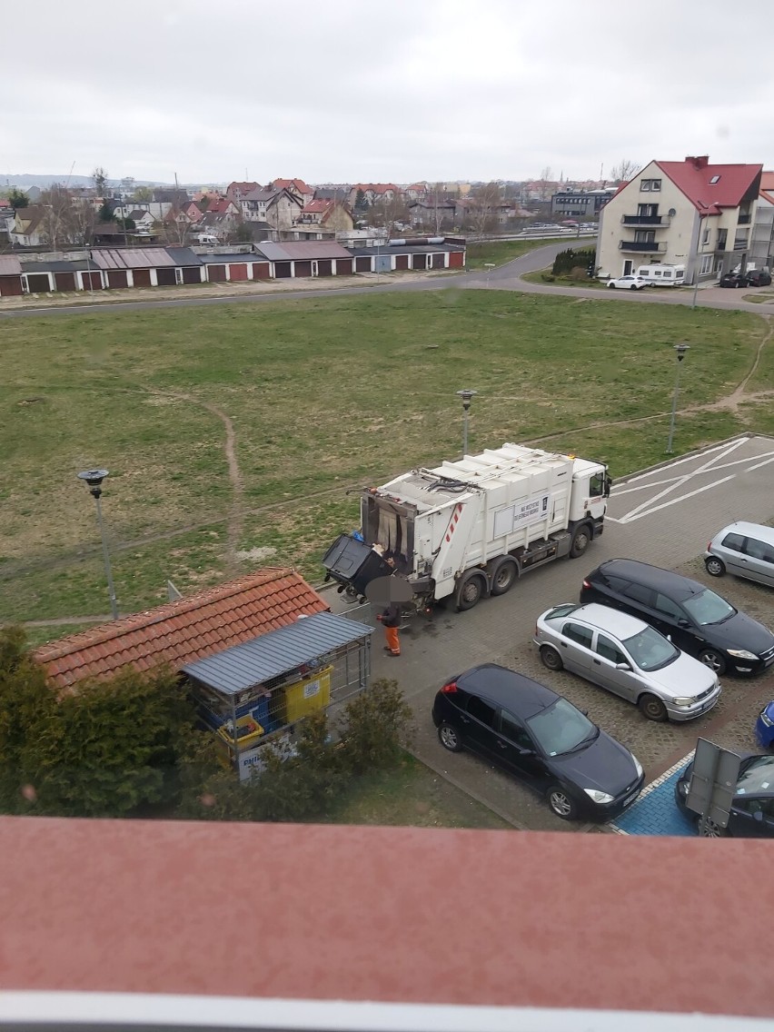 Lębork. Czytelnik oburzony takim odbiorem odpadów. Urzędnicy zapowiadają kontrolę i karę.