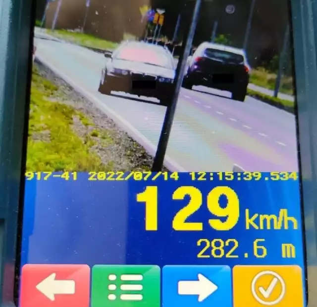 28-letni mieszkaniec powiatu bełchatowskiego jechał z prędkością 129 km/h w terenie zabudowanym