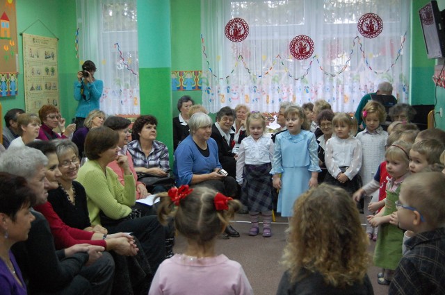 Spotkanie z okazji Dnia Babci i dziadka w grupie 4-latków w przedszkolu w Sadlinkach