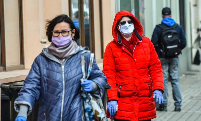 Od 16 kwietnia w całej Polsce obowiązkowe jest zakrywanie ust i nosa przy pomocy maseczek, szalików lub odzieży. Obowiązek zakrywania ust i nosa dotyczy przede wszystkim środków publicznego transportu zbiorowego i miejsc ogólnodostępnych, m.in. w sklepach czy na ulicy. 

Zobaczcie, jak bydgoszczanie zastosowali się do obowiązku noszenia maseczek w miejscach publicznych.