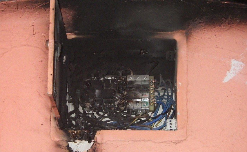 Skutki pożaru instalacji elektrycznej w budynku mieszkalnym.