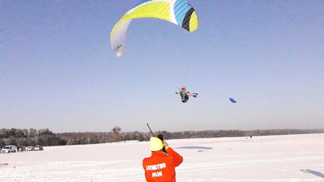 Robert Judycki morsujący w powietrzu