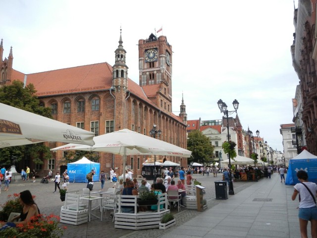 Rynek Staromiejski w Toruniu i jego monumentalny ratusz. To jak spojrzenie w minione wieki