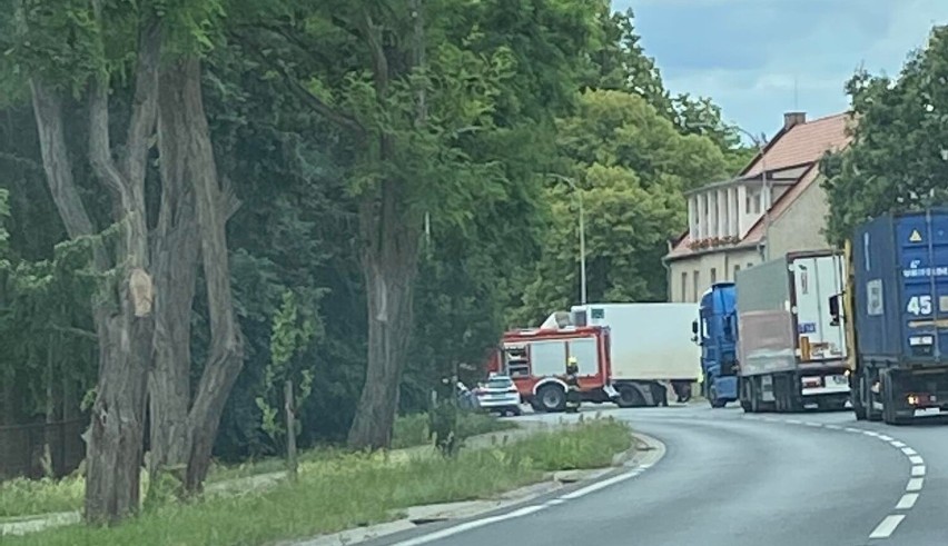 Wypadek w Pniewach z udziałem samochodu ciężarowego i motoroweru