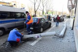 Poznań: Cudem nikt nie zginął. Na ulicy Kościelnej runęła latarnia [ZDJĘCIA]