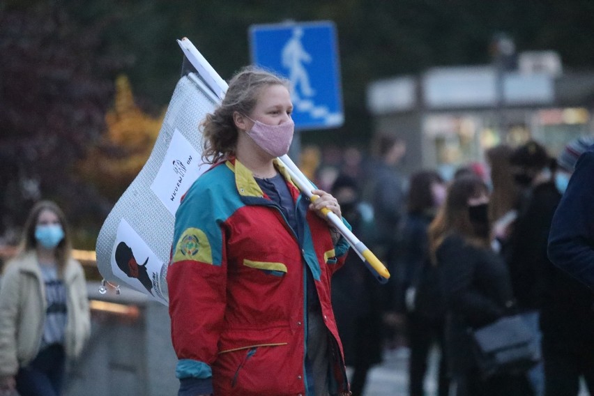 Strajk Kobiet w Legnicy. Protestujący spotkali się z kibicami - klasa po obu stronach