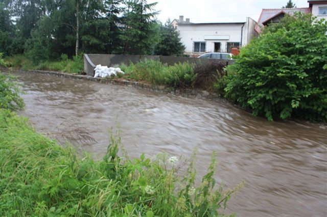 Woda opada. Zobacz jak walczono z rzeką