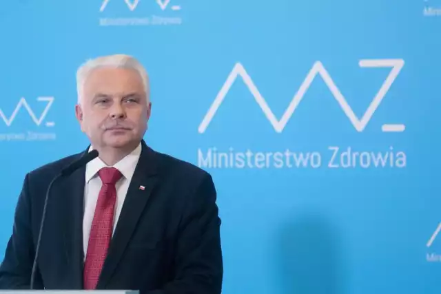 Choć sytuacja pandemiczna w Polsce na razie nie jest zła, wciąż mówi się o możliwej czwartej fali. Nowe mutacje i niechęć wielu Polaków do szczepień mają przełożyć się na gwałtowny wzrost zakażeń jesienią. W związku z tym może powrócić lockdown, choć wiceminister zdrowia Waldemar Kraska na razie mówi o regionalizacji obostrzeń.

Czytaj dalej. Przesuwaj zdjęcia w prawo - naciśnij strzałkę lub przycisk NASTĘPNE