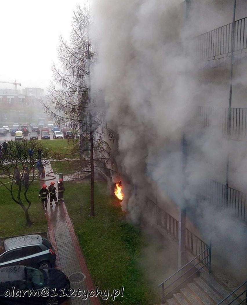 Tychy: Pożar w bloku przy ulicy Rodakowskiego [ZDJĘCIA]