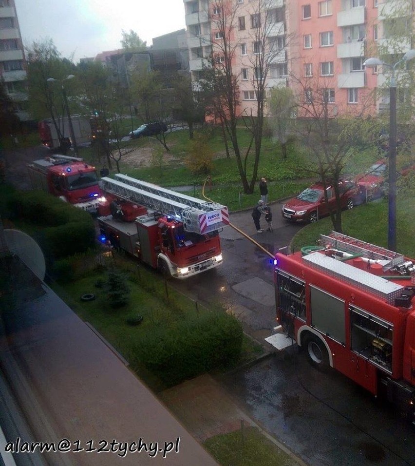 Tychy: Pożar w bloku przy ulicy Rodakowskiego [ZDJĘCIA]