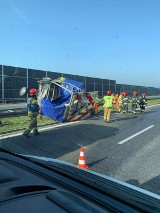 Wypadek na A4. Ciężarówka z piwem zderzyła się z pojazdem służby drogowej. Są utrudnienia [ZDJĘCIA]