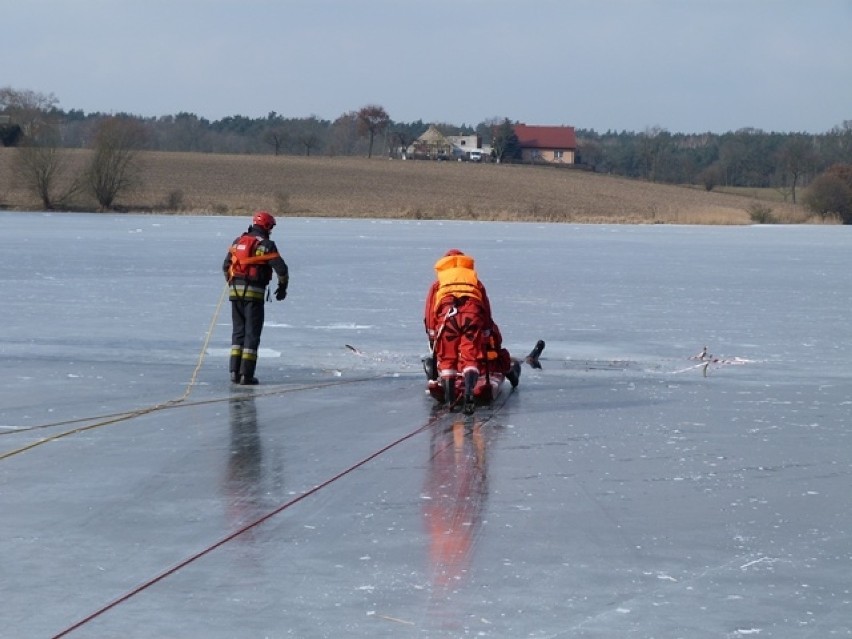 Zawodowcy i ochotnicy wspólnie  ćwiczyli na skutym lodem zalewie 