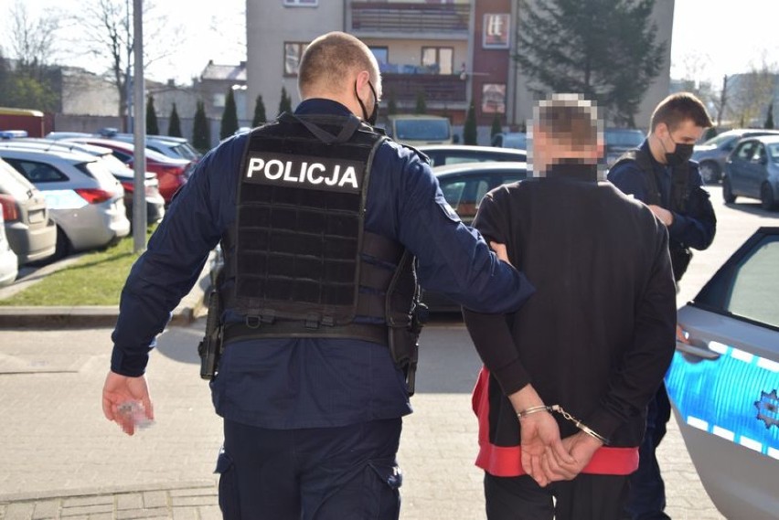 57-latek zatrzymany po interwencji policjantów we Władysławowie usłyszał zarzut czynnej napaści na funkcjonariuszy publicznych oraz zmuszenia do zaniechania udzielenia pomocy medycznej podczas wykonywania obowiązków służbowych