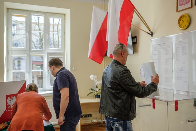 Mieszkańcy Tarnowa i  regionu odwiedzają komisje, by oddać głos w wyborach samorządowych.