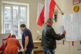 Wybory 2024 w Tarnowie i regionie. Trwa głosowanie w komisjach. Policja w Tarnowie ma pierwsze zgłoszenia o złamaniu ciszy wyborczej